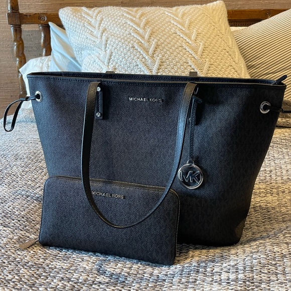 Michael Kors Tote Bag and Large Wallet Set - Picture 2 of 5